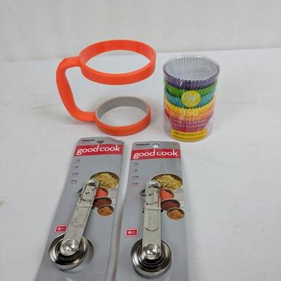150 Colorful Wilton Baking Cups, Measuring Spoons, 1 Orange Grip-It 30 oz - New