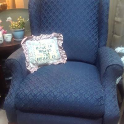 VINTAGE QUEEN ANNE RECLINER CHAIR