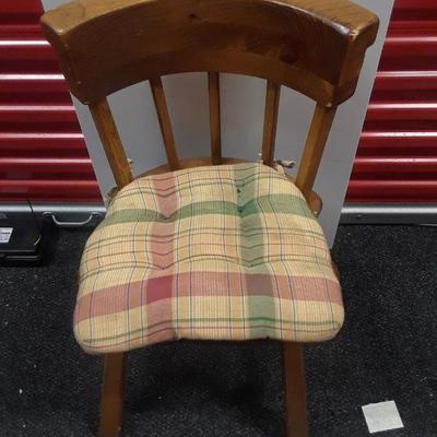VINTAGE SOLID WOOD CHAIR 