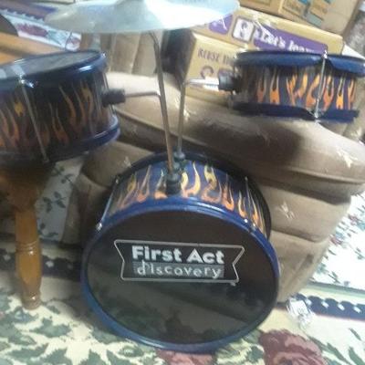 FIRST ACT DRUM SET
