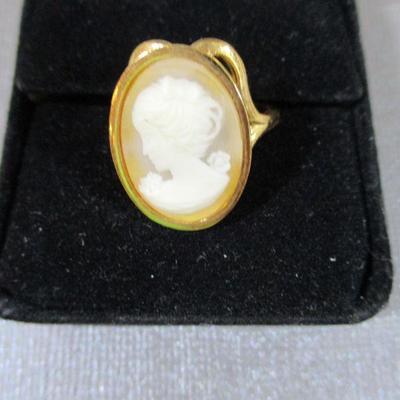 18kt HGE Cameo Shell Ladies Ring Size 8 