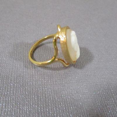18kt HGE Cameo Shell Ladies Ring Size 8 