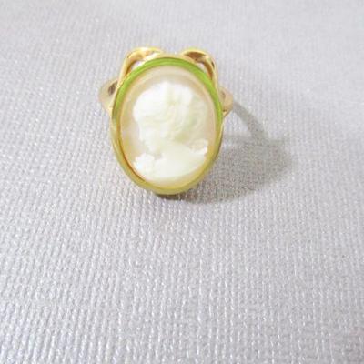 18kt HGE Cameo Shell Ladies Ring Size 8 