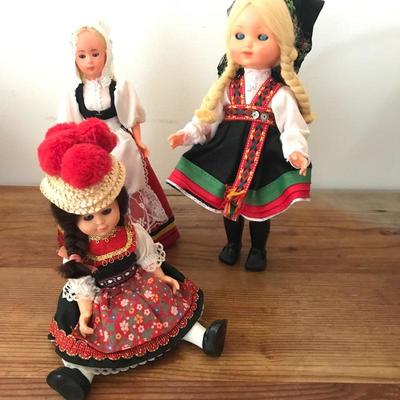 LotÂ  61 - Large International Doll Collection #1