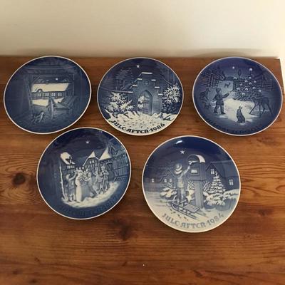 Lot 59 - 19 Collectible Christmas Plates