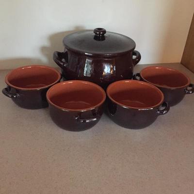 Lot 20 - Chili Pot and Bowls