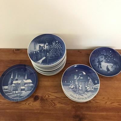Lot 59 - 19 Collectible Christmas Plates