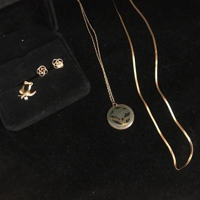 Lot 43 - Gold Jewelry Lot