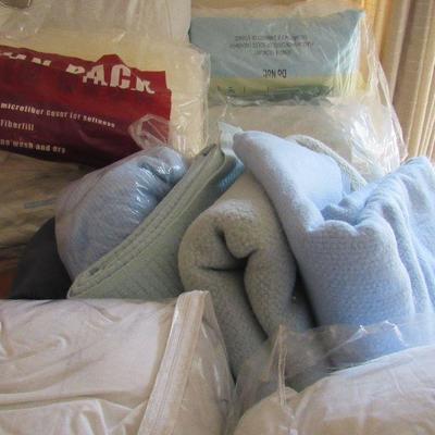 Lot 24 Large lot of Bedding, Blankets & Pillows