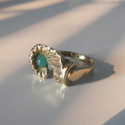Jade bead and 18K Gold Ring | Size 7