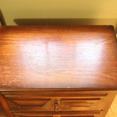 Lot 101: PAIR of American Furniture Co. Bedside Dresser Tables