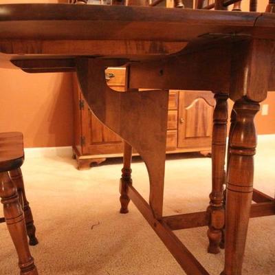 Lot 93: Moosehead Maple Gateleg Dining Table 6 Chairs 
