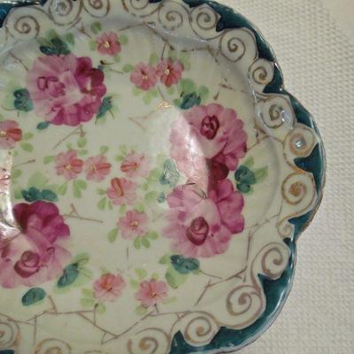 Lot 146: Group of Antique Porcelain and Wedgewood Decoratives