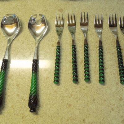 Lot 169: 8 Canteloupe Bowls, Pyrex Loaf Pan and Serving Pieces