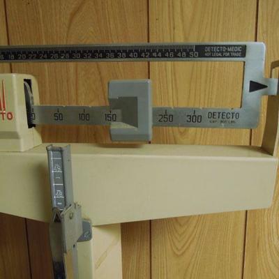 Lot 209: Vintage Detecto 350lbs Physicians Medical Weight Scale Working