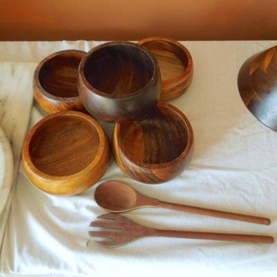 Lot 159: Wood and Marble Kitchen Items