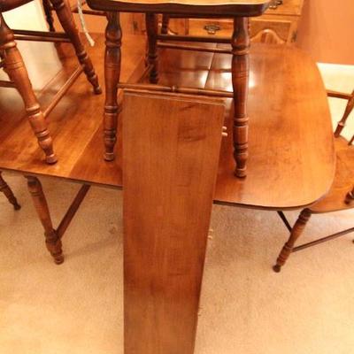Lot 93: Moosehead Maple Gateleg Dining Table 6 Chairs 