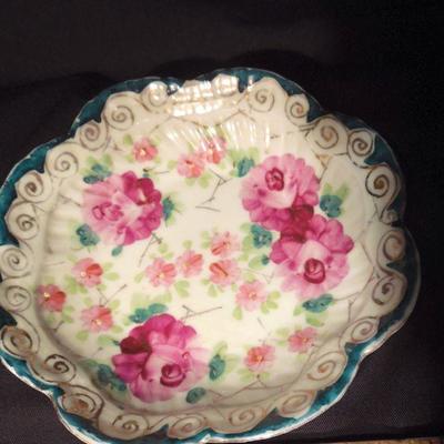 Lot 146: Group of Antique Porcelain and Wedgewood Decoratives