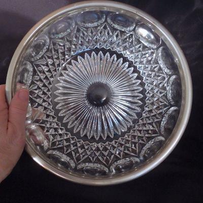 Lot 144: Vintage Cut and Pressed Glass Bowls, Dish and Display Fruit