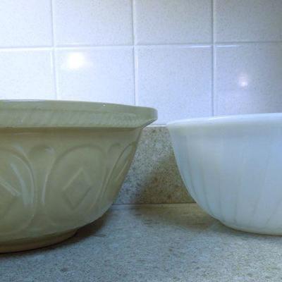 Lot 173: Baking Dishes, Cuisinart Hand Mixer, Microwave Baking