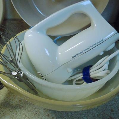 Lot 173: Baking Dishes, Cuisinart Hand Mixer, Microwave Baking
