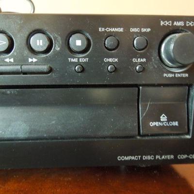 Lot 97: Sony CD Changer 5 Compact Disc Model CDP-CE275