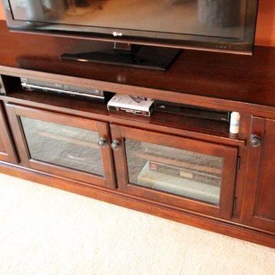Lot 124: Glass Door Entertainment Stereo Console