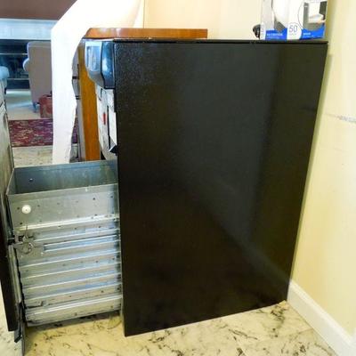 Lot 175: Whirlpool Trash Compactor Model GC99QPP82