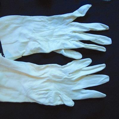 Lot 192: Vintage Handkerchiefs and Kid Evening Gloves