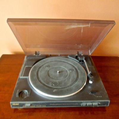 Lot 94: TEAC P-988 DC Servo Motor Turntable for Vinyl Records