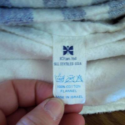 Lot 194: Twin Bed Sheets, Blankets and Heating Pad