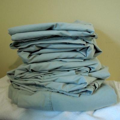 Lot 194: Twin Bed Sheets, Blankets and Heating Pad