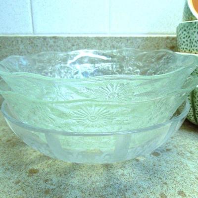Lot 169: 8 Canteloupe Bowls, Pyrex Loaf Pan and Serving Pieces