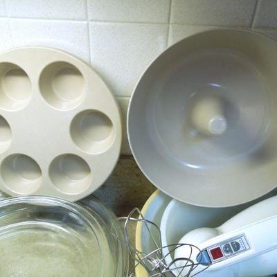 Lot 173: Baking Dishes, Cuisinart Hand Mixer, Microwave Baking