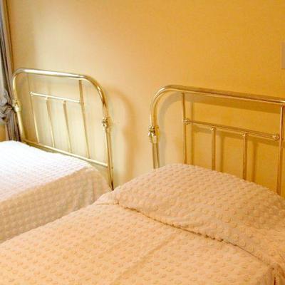 Lot 115: PAIR Brass Twin Size Beds w Vintage Spreads and Mattress Set