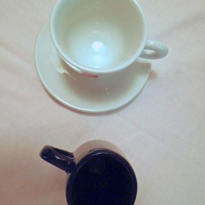 Lot 164a: Illy Cafe Espresso Cups, Mugs and Espresso Maker