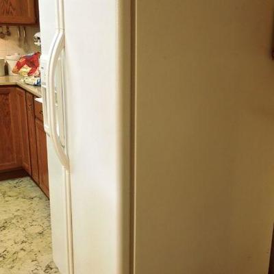 Lot 58: Kenmore Coldspot Side by Side Refrigerator Freezer 