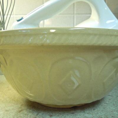 Lot 173: Baking Dishes, Cuisinart Hand Mixer, Microwave Baking