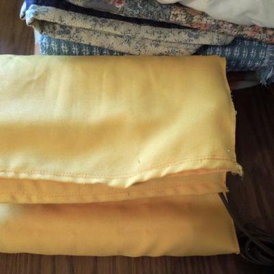Lot 194: Twin Bed Sheets, Blankets and Heating Pad
