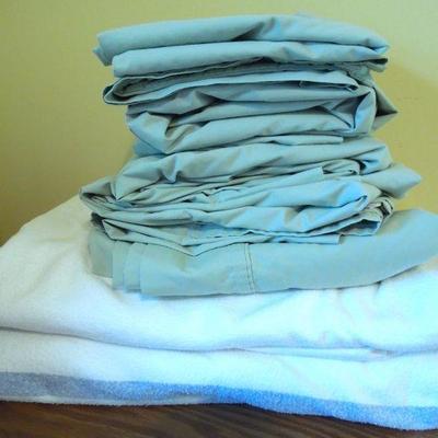 Lot 194: Twin Bed Sheets, Blankets and Heating Pad