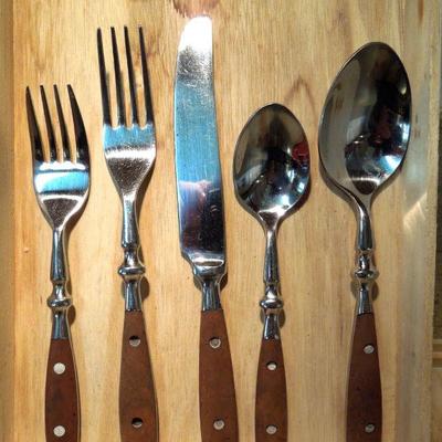Lot 184: Vintage 8 Pc. Hampton Silversmith Stainless Cutlery Set