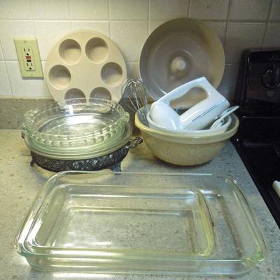 Lot 173: Baking Dishes, Cuisinart Hand Mixer, Microwave Baking