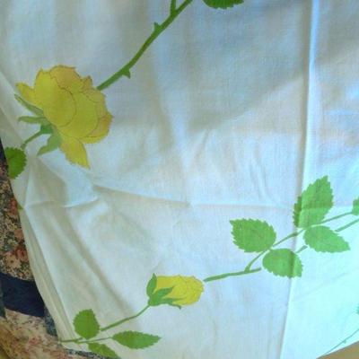 Lot 194: Twin Bed Sheets, Blankets and Heating Pad