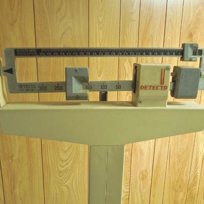 Lot 209: Vintage Detecto 350lbs Physicians Medical Weight Scale Working