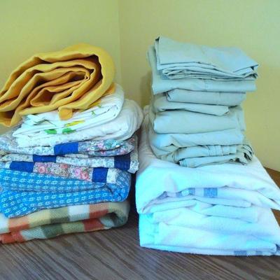 Lot 194: Twin Bed Sheets, Blankets and Heating Pad