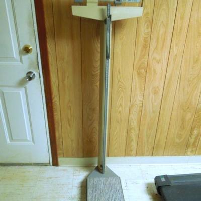 Lot 209: Vintage Detecto 350lbs Physicians Medical Weight Scale Working