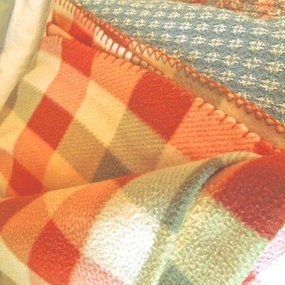 Lot 194: Twin Bed Sheets, Blankets and Heating Pad