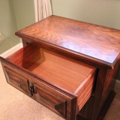 Lot 101: PAIR of American Furniture Co. Bedside Dresser Tables