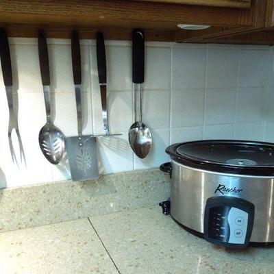 Lot 180: Rancher 6 Qt. Programmable Slow Cooker and Kitchen Utensils