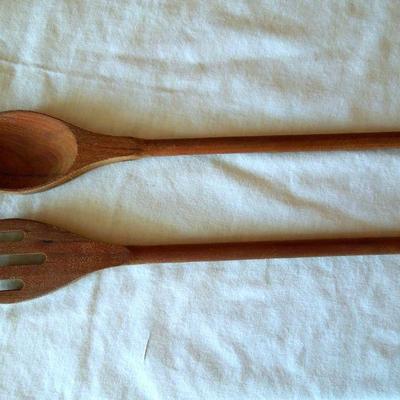 Lot 159: Wood and Marble Kitchen Items